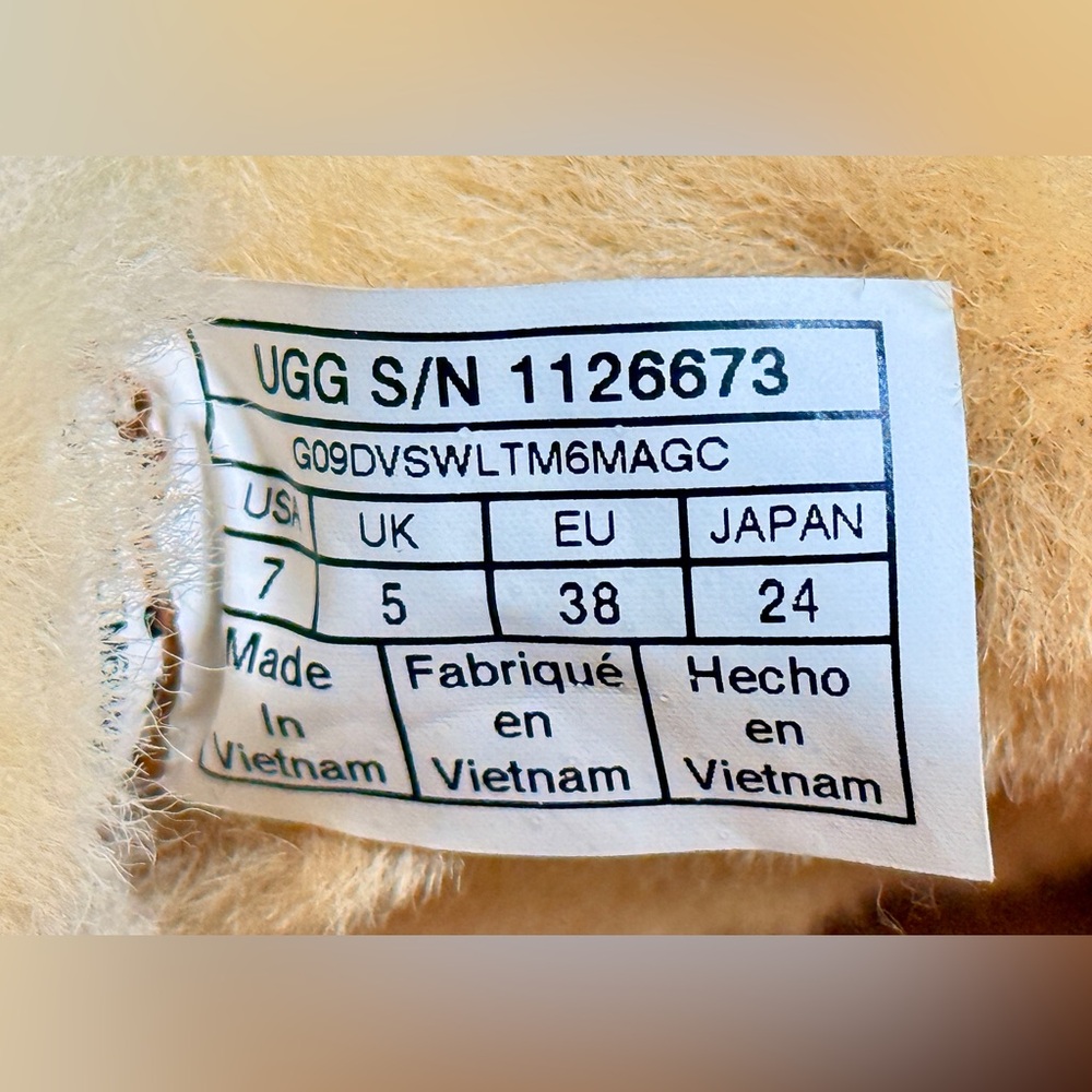 New UGG Tan Suede Boots with Sheepskin Fur - Picture 5 of 7